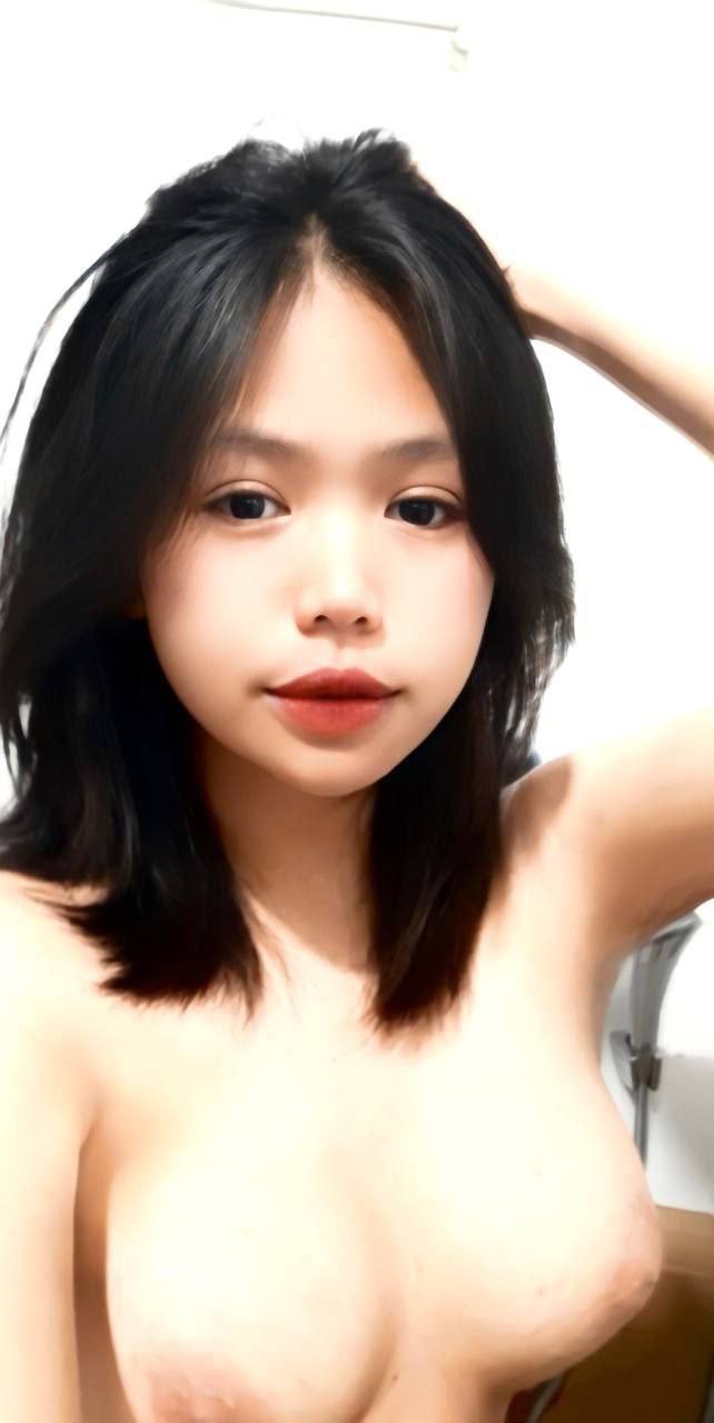 Môi đỏ và cô gái xinh đẹp gợi cảm chiến đấu với một người đàn ông đội mũ trùm đầu và hở đáy quần, tất đen và âm hộ rậm lông cưỡi lên xuống