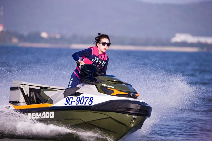 Em nhân viên văn phòng tốt bụng bị cấp trên lợi dụng để dí… ở kho