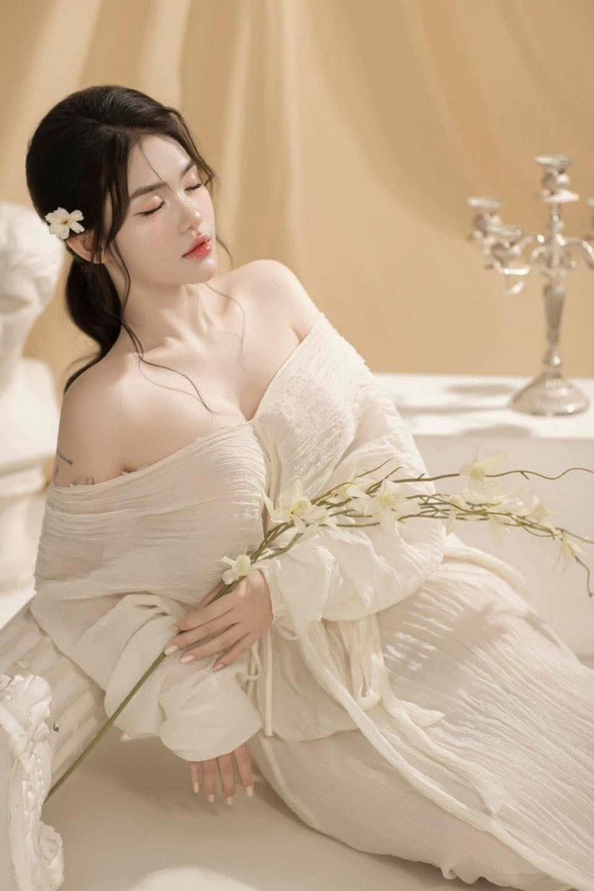 Diễn giải cốt truyện sườn xám ~ Bộ ngực lớn đầy đặn của cô kỹ thuật viên đẩy ngực cho khách hàng, để lộ mặt, thổi kèn, đeo vòng ngực, liếm núm vú, thủ dâm và quan hệ tình dục không dùng bao cao su...